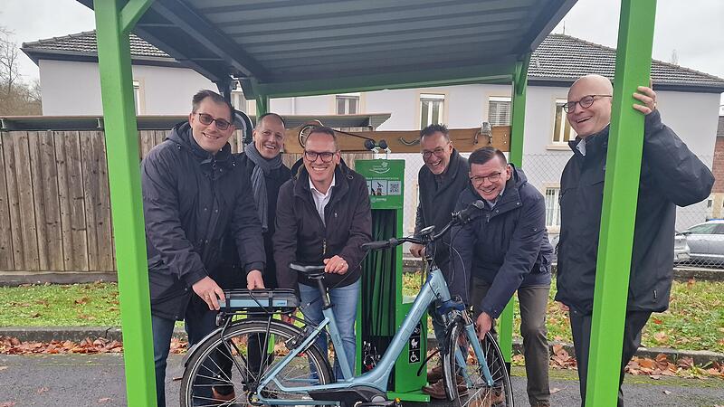 H&auml;lt das Werkzeug, was es verspricht? Die B&uuml;rgermeister probieren die neue Fahrrad-Servicestation aus. Das Bild zeugt von links: Florian Atzm&uuml;ller (B&uuml;rgermeister Wartmannsroth), Johannes Krumm (B&uuml;rgermeister Elfershausen), Mario G&ouml;tz (B&uuml;rgermeister Oberthulba), Thomas Hack (B&uuml;rgermeister Aura), Armin Warmuth (Vorsitzender Frankens Saalest&uuml;ck & Erster B&uuml;rgermeister Hammelburg) Dr. Dirk Vogel (Oberb&uuml;rgermeister Bad Kissingen).
