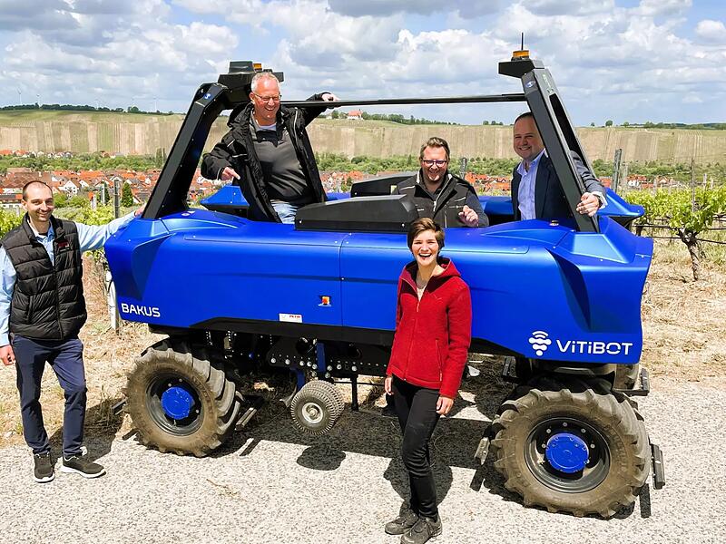 F&auml;hrt bald der erste autonome Weinbergsroboter Deutschlands in den Weinbergen bei Nordheim? Die Organisatoren der Testfahrt (von links): Fabian Petri, Thorsten Wischer, Tobias Wischer, Hubert Mierzwinski und (vorne) Christin Glaser.