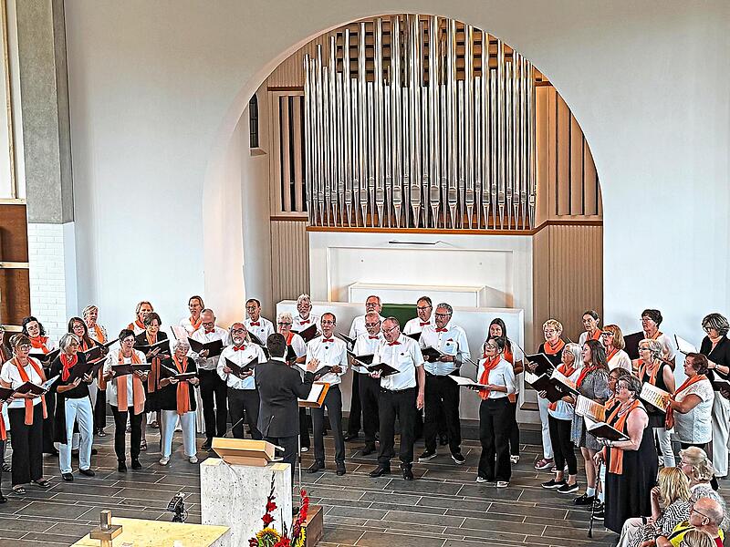 Der Volkschor Herzogenaurach unter Leitung von Patrick BullingerChristiane Brenner