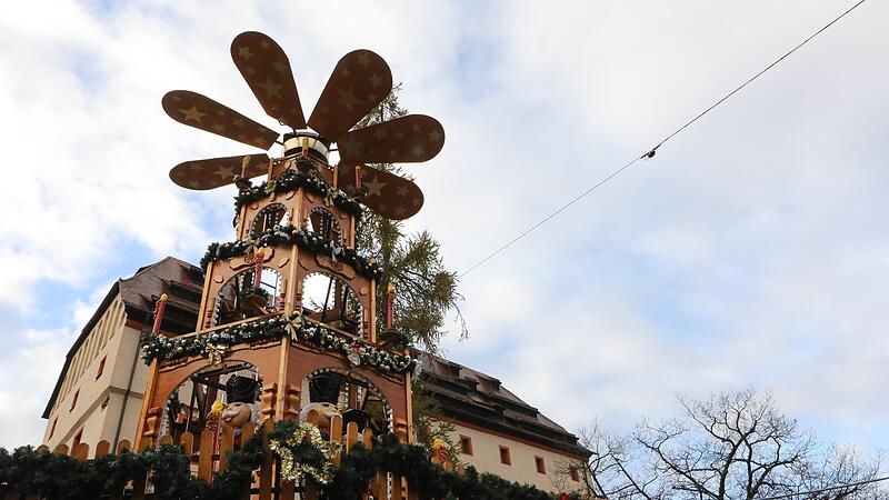 Die Aufbauarbeiten für den Forchheimer Weihnachtsmarkt 2022 laufen auf Hochtouren.