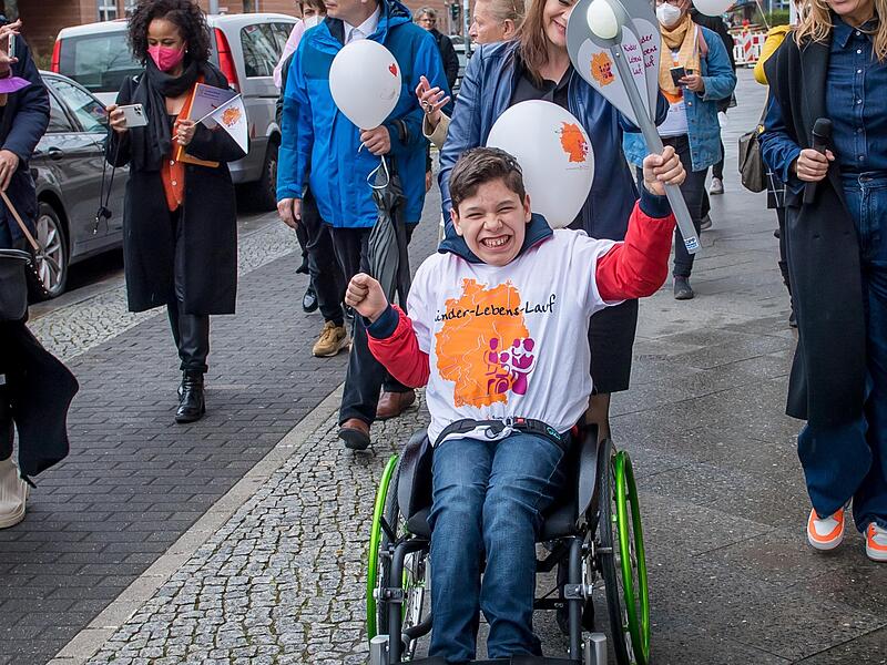 Mit Stolz trägt Rasul die Engelsfackel als Symbol der Hoffnung.