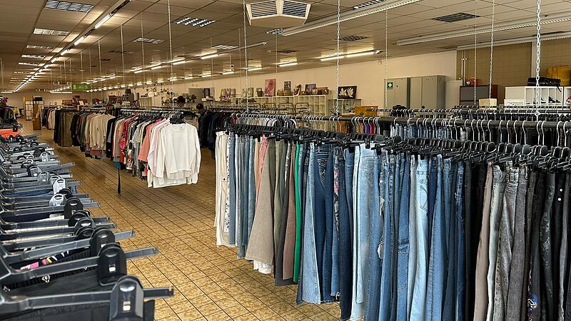 Hunderte verg&uuml;nstigte Kleidungsst&uuml;cke zieren die G&auml;nge des neuen Forchheimer Sozialkaufhauses.