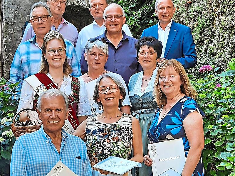 Die Urkunden der neu zertifizierten G&auml;rten im Landkreis Forchheim wurden &uuml;bergeben (unten v.&nbsp;l.): Bernhard und Elfriede Forster, Monika Bellmann; (2. Reihe) Michaela Vogel (Kirschk&ouml;nigin), daneben Tanja Fr&ouml;hlich; (obere Reihe) die Ehreng&auml;ste mit L...