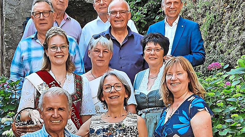 Die Urkunden der neu zertifizierten G&auml;rten im Landkreis Forchheim wurden &uuml;bergeben (unten v.&nbsp;l.): Bernhard und Elfriede Forster, Monika Bellmann; (2. Reihe) Michaela Vogel (Kirschk&ouml;nigin), daneben Tanja Fr&ouml;hlich; (obere Reihe) die Ehreng&auml;ste mit L...
