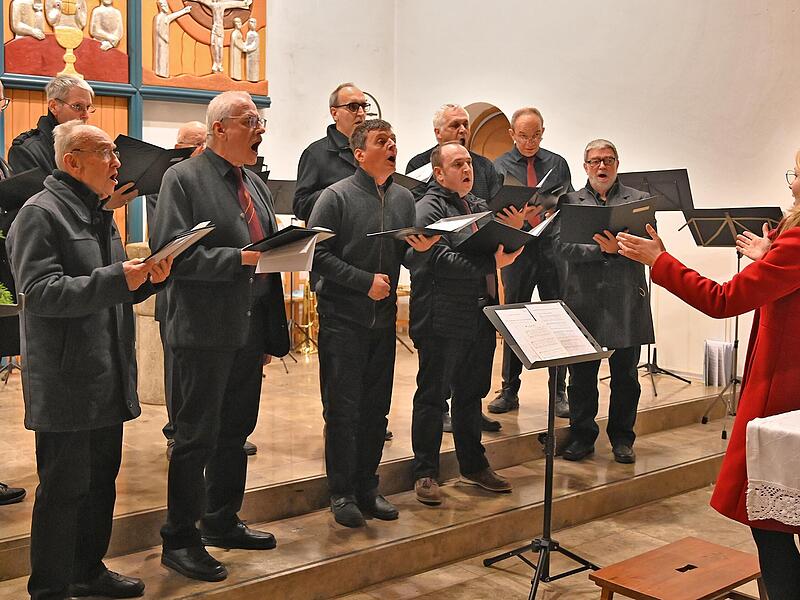 Als besonderen Gast durfte die Kirchengemeinde den Liederkranz Burgkunstadt im Rahmen ihres Adventskonzertes begrüßen. Und der von Katharina Flierl geleitete Chor verlieh dem Konzertabend dank enormer Ausdruckskraft in der Tat zusätzlichen Glanz.