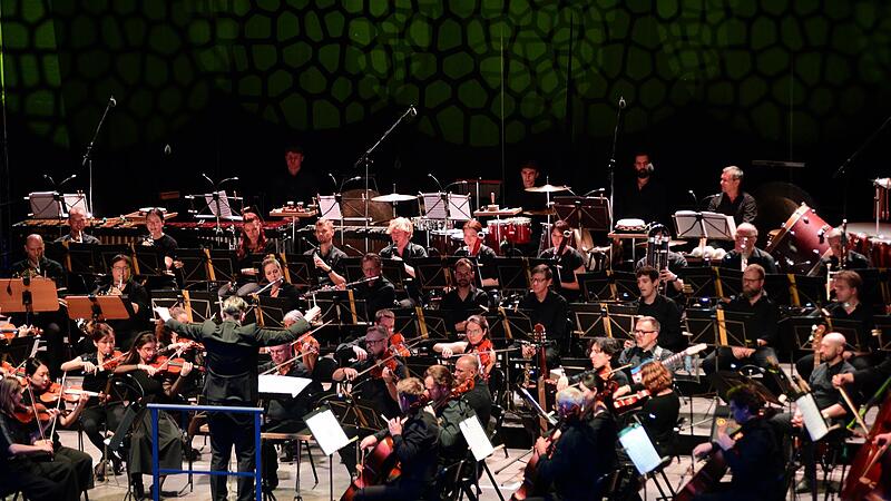 Einen Hauch von Hollywood brachten die Nürnberger Symphoniker unter dem Dirigenten Evan-Alexis Christ zum Abschluss der Plassenburg-Open-Airs in den Schönen Hof. Einen Hauch von Hollywood brachten die Nürnberger Symphoniker unter dem Dirigenten Evan-Alexis Christ zum Abschluss der Plassenburg-Open-Airs in den Schönen Hof.
