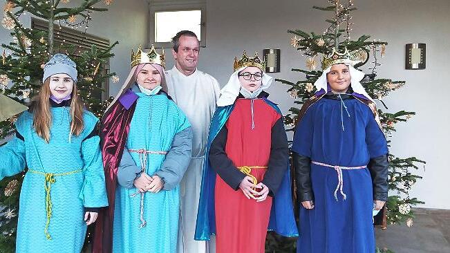 Die Sternsinger aus Schönbach (von links): Maja Eltschka, Johanna Geisel, Gemeindereferent Matthias Vetter, Max Stretz und Emanuel Kleinhenz