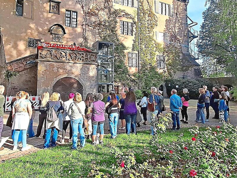 Bei bestem Wetter verfolgten zahlreiche G&auml;ste die Er&ouml;ffnung des Mondfests auf Schloss Aschach. Jastine Weber