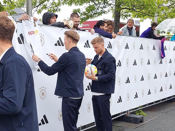 Nationalmannschaft gibt in Herzogenaurach Autogramme