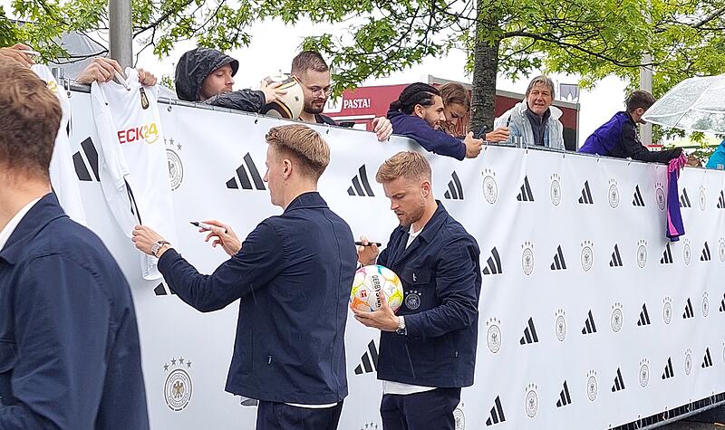 Nationalmannschaft gibt in Herzogenaurach Autogramme Nationalmannschaft gibt in Herzogenaurach Autogramme