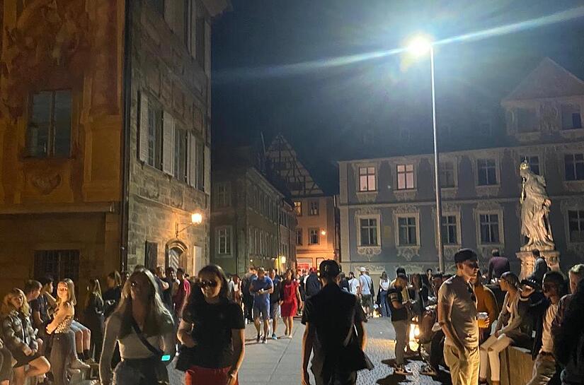 Zur Geisterstunde in der Nacht auf Sonntag geisterten noch viele Nachtschwärmer auf der Unteren Brücke umher,