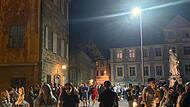 Zur Geisterstunde in der Nacht auf Sonntag geisterten noch viele Nachtschwärmer auf der Unteren Brücke umher,