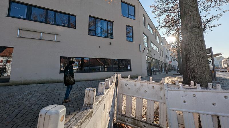 Statt Einkaufsvergn&uuml;gen werden leere Schaufenster bleiben: Zumindest ein Nahversorger wird vorerst wohl nicht einziehen. Dennoch will die Stadt das Geb&auml;ude nun weitervermieten.