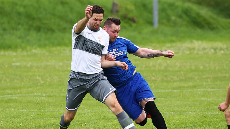 Lukas Tr&ouml;bs (links) war schon beim letzten Aufstieg der SG im Jahr 2015 dabei. Diesmal f&uuml;hrte er sein Team selbst als Spielertrainer in die Kreisklasse.
