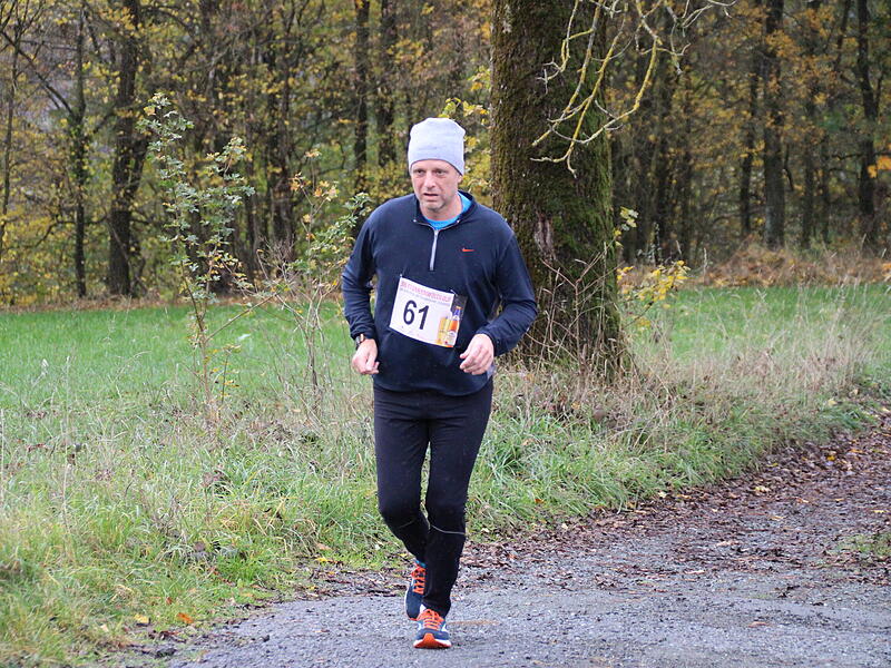 Trotz nasskaltem Herbstwetter lie&szlig;en sich die Sportler den Spa&szlig;  beim 38. Frankenwaldlauf der LG Ludwigschorgast nicht vermiesen.