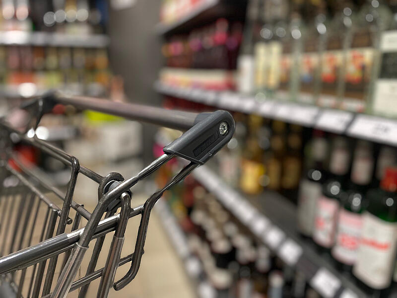 Immer wieder können Jugendliche harten Alkohol und Zigaretten kaufen, weil die Kassierer keinen Ausweis sehen wollen. Immer wieder können Jugendliche harten Alkohol und Zigaretten kaufen, weil die Kassierer keinen Ausweis sehen wollen.