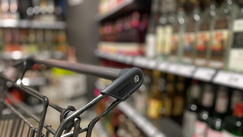 Immer wieder k&ouml;nnen Jugendliche harten Alkohol und Zigaretten kaufen, weil die Kassierer keinen Ausweis sehen wollen.