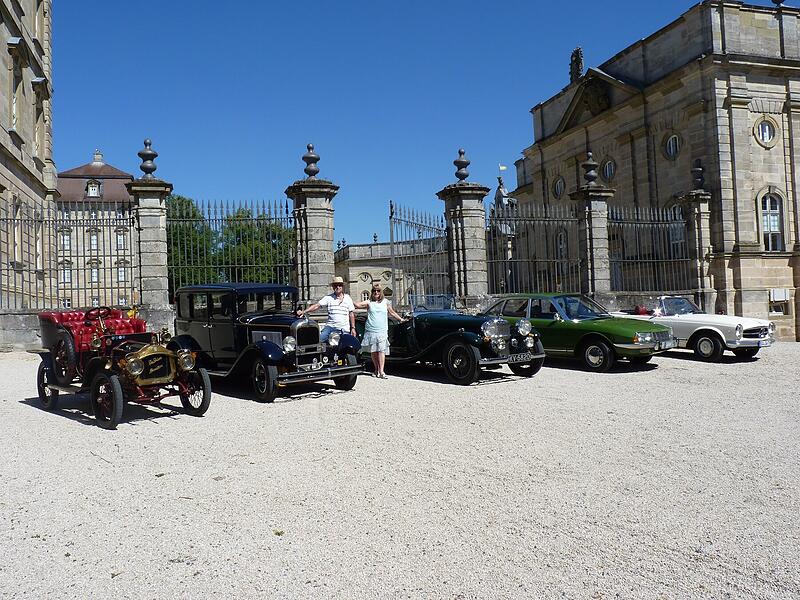 Georg und Uschi Weikert zwischen den Oldtimern vor Schloss Weissenstein in Pommersfelden. Georg und Uschi Weikert zwischen den Oldtimern vor Schloss Weissenstein in Pommersfelden.