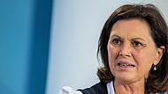 Ilse Aigner ist einerseits Landtagspräsidentin, aber andererseits auch CSU-Politikerin – gerade im Wahlkampf ein schwieriger Spagat. Ilse Aigner ist einerseits Landtagspräsidentin, aber andererseits auch CSU-Politikerin – gerade im Wahlkampf ein schwieriger Spagat.