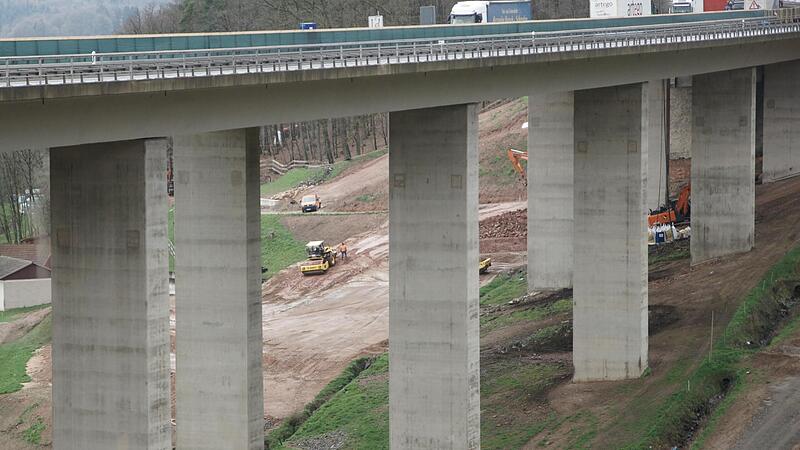 Unterhalb der Autobahnbr&uuml;cken bei R&ouml;mershag herrscht viel Bewegung. Bagger und Walzen formen das Gel&auml;nde f&uuml;r Abriss und Neuaufbau um.