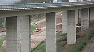 Unterhalb der Autobahnbrücken bei Römershag herrscht viel Bewegung. Bagger und Walzen formen das Gelände für Abriss und Neuaufbau um. Unterhalb der Autobahnbrücken bei Römershag herrscht viel Bewegung. Bagger und Walzen formen das Gelände für Abriss und Neuaufbau um.