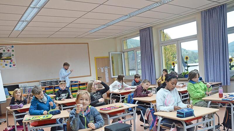 An einem Reagenzglas, das mit bunten K&uuml;gelchen gef&uuml;llt wurde, konnte jeder Sch&uuml;ler selbstkritisch feststellen, ob er zu viel Wasser verbraucht.