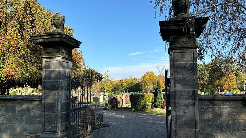 Der Alte Friedhof an der Birkenfelderstra&szlig;e ist ein Ort der Trauer und des Gedenkens, besonders an Allerheiligen.
