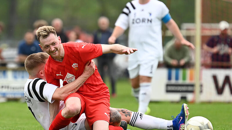 Der Buckenhofener Tobias L&ouml;sel wird von Jahn-Spieler Max Schmitt zu Boden gezogen, der folglich mit Gelb bestraft wurde.