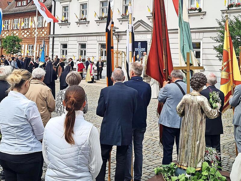 Die Prozession zog durch H&ouml;chstadt.