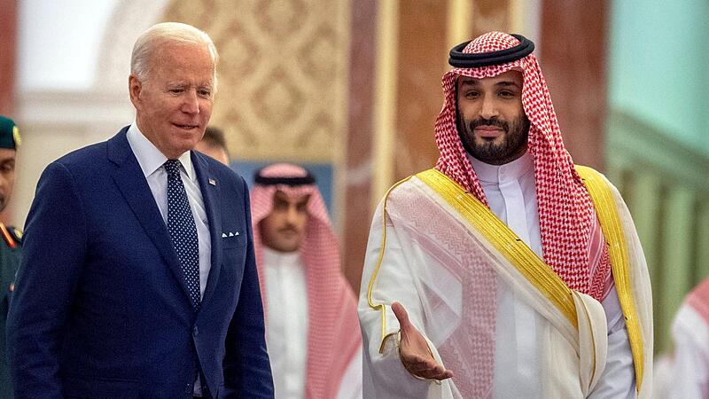 US-Präsident Joe Biden (links) ist an einem Friedensdeal viel gelegen.  Dem saudischen Kronprinz Mohammed bin Salman kommt dies nicht ungelegen.