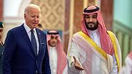 US-Präsident Joe Biden (links) ist an einem Friedensdeal viel gelegen.  Dem saudischen Kronprinz Mohammed bin Salman kommt dies nicht ungelegen.