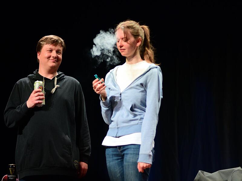 Alkohol und blauer Dunst: Vor den Gefahren wird in dem Theaterst&uuml;ck &bdquo;Entscheidungen&ldquo; gewarnt.