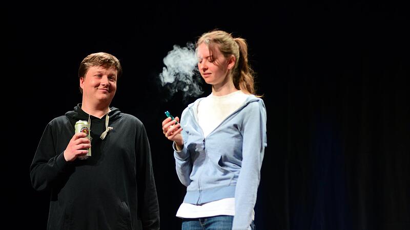 Alkohol und blauer Dunst: Vor den Gefahren wird in dem Theaterst&uuml;ck &bdquo;Entscheidungen&ldquo; gewarnt.