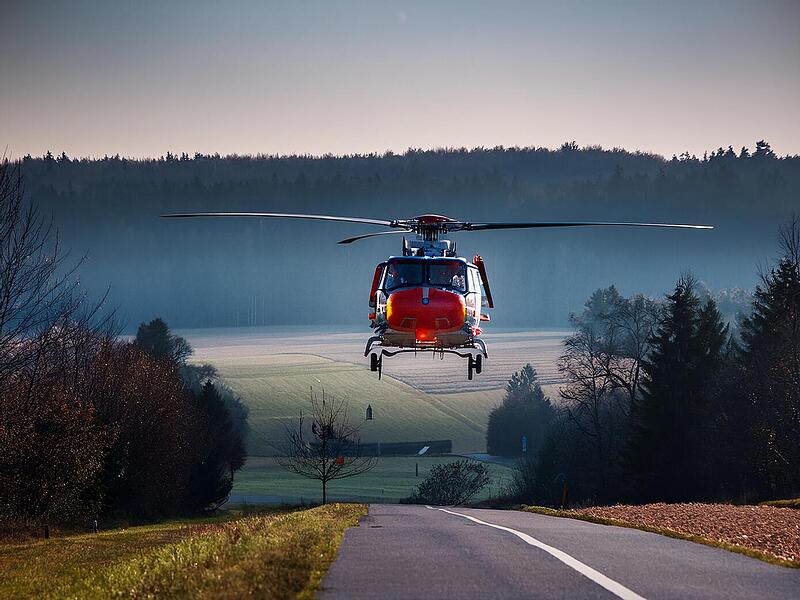 Rettungshubschrauber, Hubschrauber landet auf Straße Rettungshubschrauber, Hubschrauber landet auf Straße