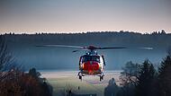 Rettungshubschrauber, Hubschrauber landet auf Straße Rettungshubschrauber, Hubschrauber landet auf Straße