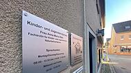 Anna Maria Räth, die bisher noch in der Martin-Reinhard-Straße in Bad Königshofen praktiziert, bleibt der Stadt nun doch weiterhin als Kinderärztin erhalten. Zum 1. Juli 2025 zieht sie in das MVZ am Kurzentrum.