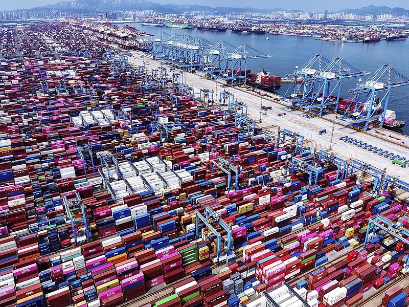Ein Containerterminal in der ostchinesischen Provinz Shandong. Deutschland ist von Waren aus China abhängig.