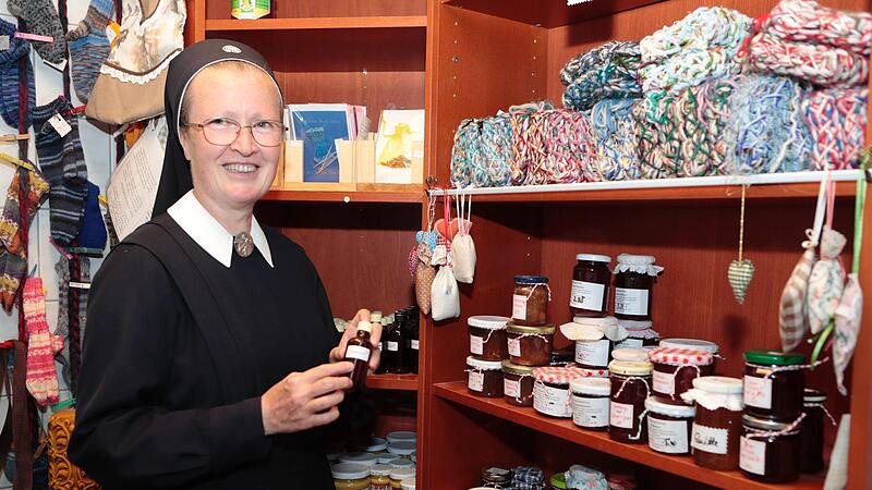 Eine Nonne wie aus dem Bilderbuch: Auf dem Marienberg freut sich Schwester Anna auf Gl&auml;ubige und hungrige G&auml;ste.