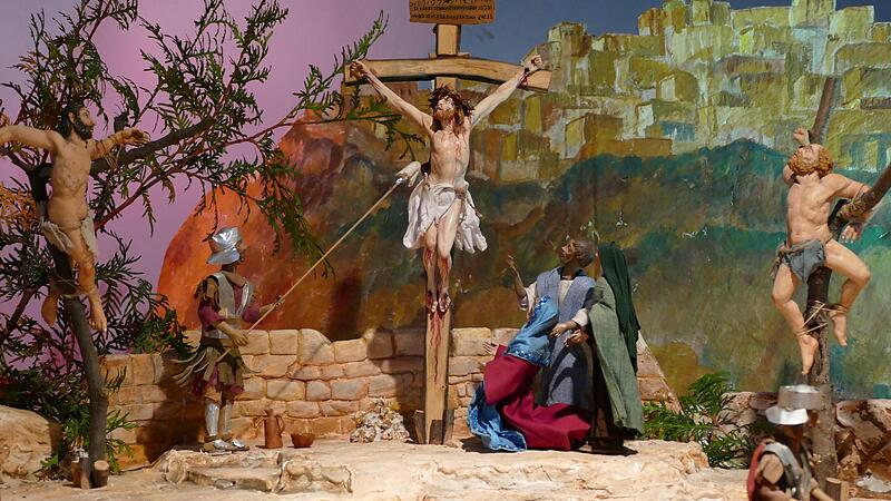 Eine klassische Passionskrippe: Jesus und die beiden Schächer am Kreuz.