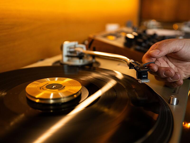 Listening Bar "Unkompress" Listening Bar "Unkompress"