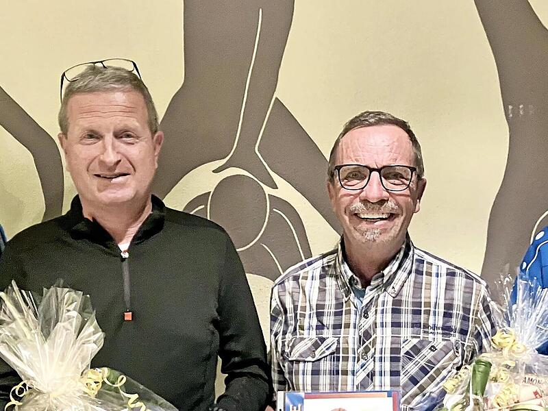 Unser Bild zeigt Tischtennis-Abteilungsleiter Joachim Konrad, die Geehrten Jürgen Büttner und Frank Rottenberger, und Jugendwart Jochen Hein. Unser Bild zeigt Tischtennis-Abteilungsleiter Joachim Konrad, die Geehrten Jürgen Büttner und Frank Rottenberger, und Jugendwart Jochen Hein.