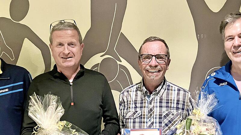 Unser Bild zeigt Tischtennis-Abteilungsleiter Joachim Konrad, die Geehrten J&uuml;rgen B&uuml;ttner und Frank Rottenberger, und Jugendwart Jochen Hein.