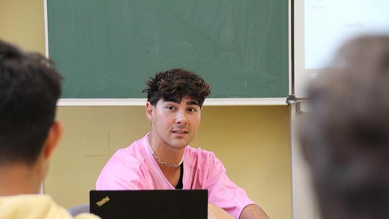 Alpay Santi besucht die Heiligkreuz-Mittelschule .