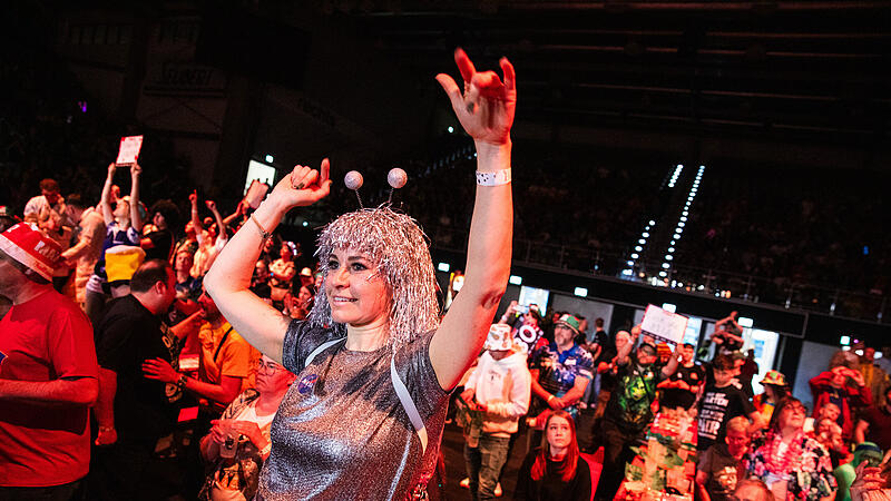 Ausverkaufte Brose Arena und gro&szlig;e Namen des Dartsports: Die Franken Darts Gala in Bamberg begeisterte Fans und Profis gleicherma&szlig;en.