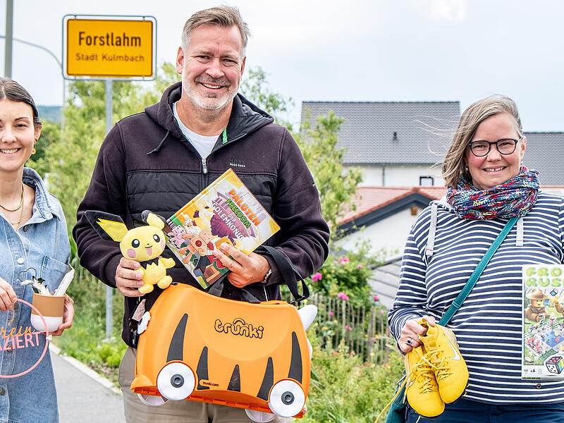 Sie freuen sich, wenn (unter anderem) diese Kindersachen und Deko ein neues Zuhause finden (von links): Melanie Habelitz, Friederike Biersack und Tobias D&ouml;ppelhan.