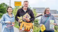 Sie freuen sich, wenn (unter anderem) diese Kindersachen und Deko ein neues Zuhause finden (von links): Melanie Habelitz, Friederike Biersack und Tobias D&ouml;ppelhan.