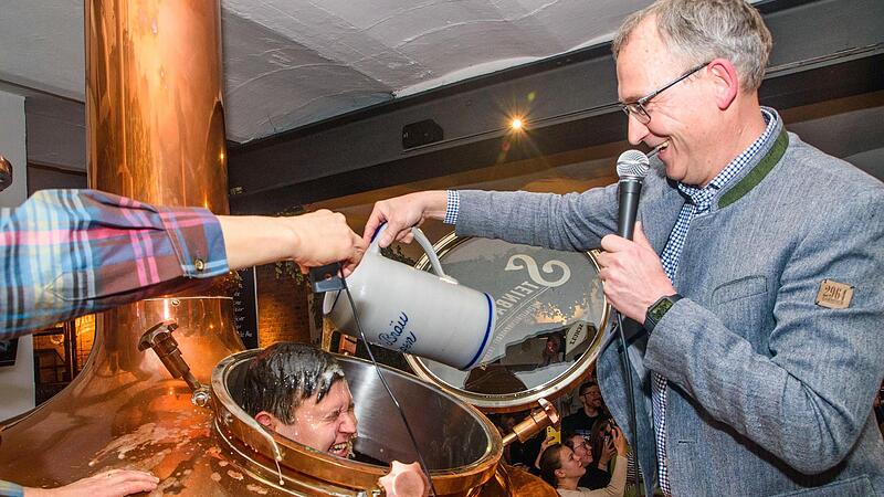 Florian Gewalt bekommt die Brauertaufe durch Christoph Gewalt.