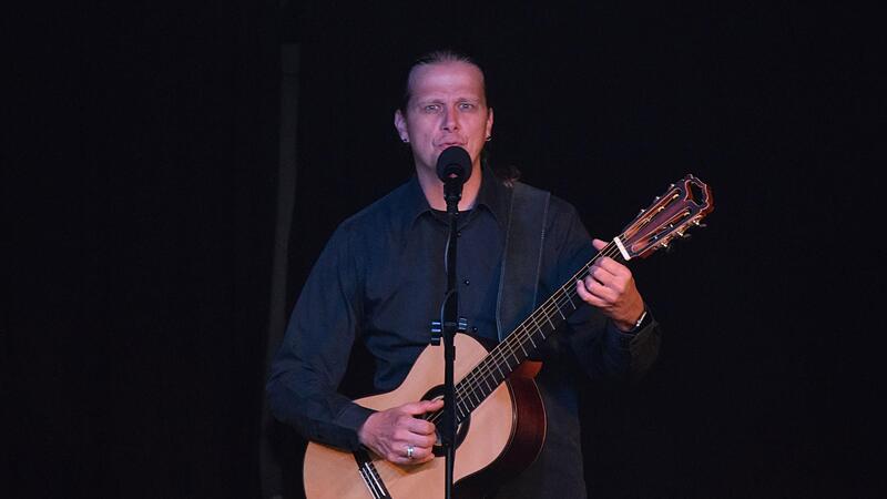 Ein Mann, eine Gitarre und seine Stimme: Mehr braucht Stefan Eichner nicht, um sein Publikum zu begeistern.