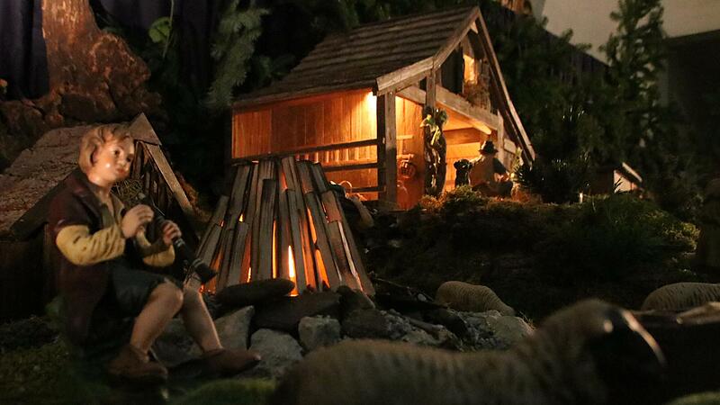 Noch liegt kein Kind in der Krippe. Die Hirten warten vor dem Stall auf die Herbergsuchenden.