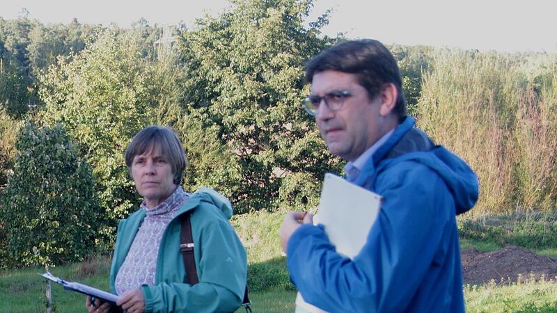 Klaus Römert vom Amt für ländliche Entwicklung Unterfranken (rechts) stellte wie in Salmsdorf vor Ort, wo unser Bild entstand, so auch im Marktgemeinderat Rentweinsdorf den Stand der Dorferneuerung in Salmsdorf vor, links Landschaftsarchitektin Mi...